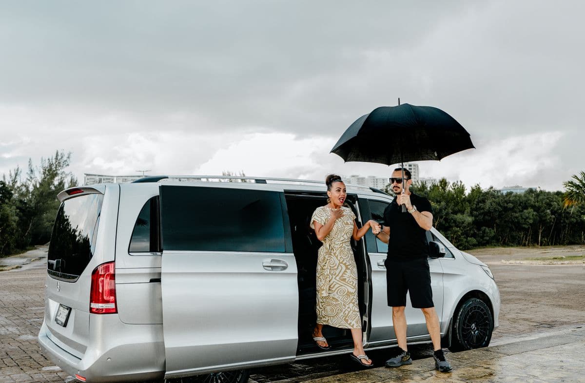 Colibrí host escorting guest with umbrella